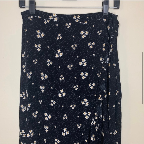 American Eagle Medium Black Polka Dot Daisy Print High Low Wrap Skirt Ruffle Hem - Picture 2 of 9